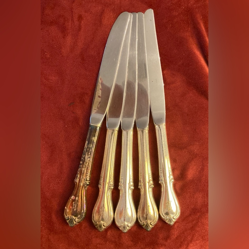 5 Silverplate Dinner Knives w/ H Monogram Wm Rogers Memory Pattern | 1960s